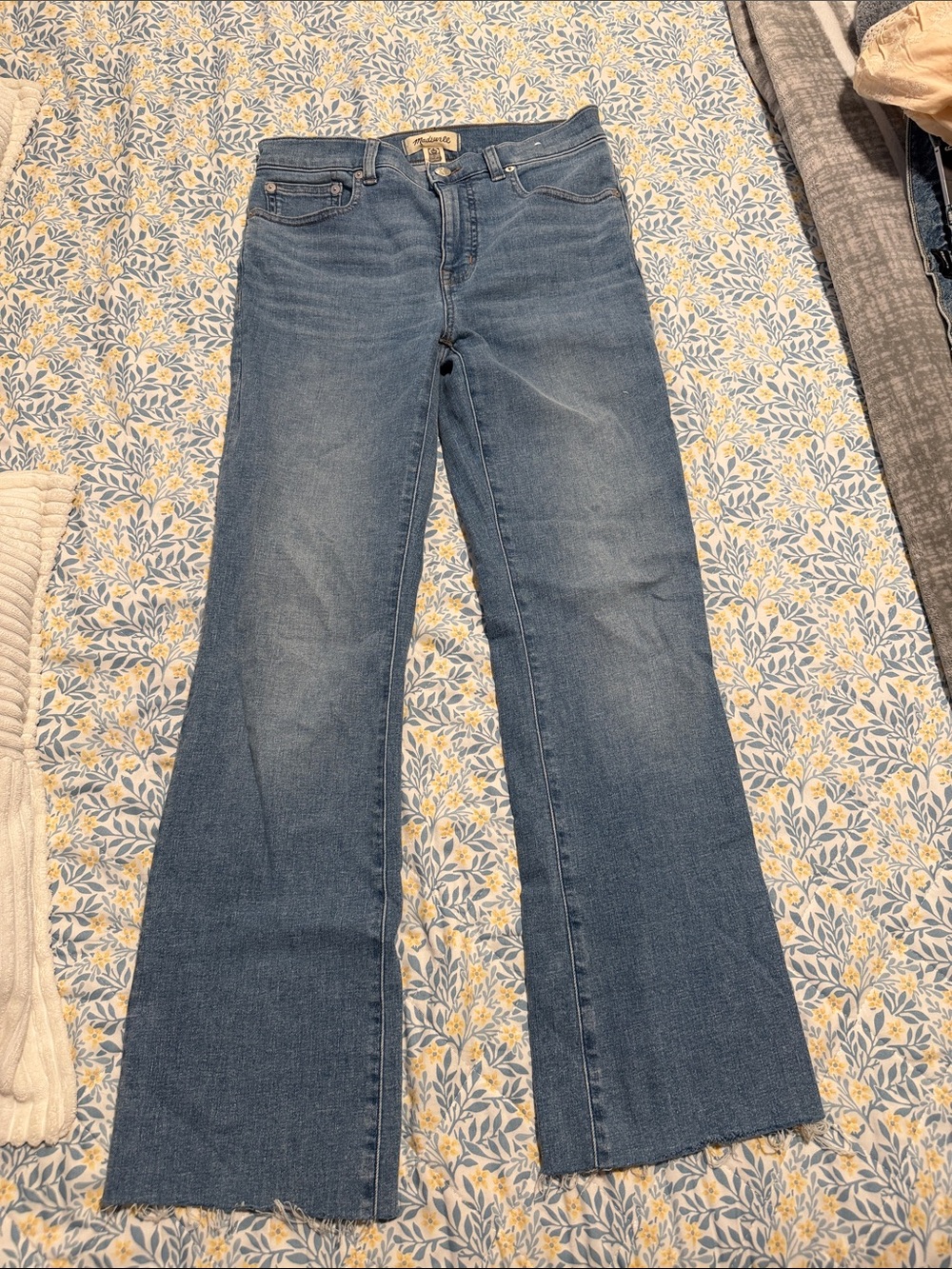 Classic Kick Out Cropped distressed Women's Jeans in Medium Blue